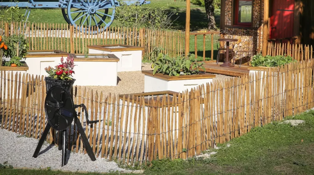 Ganivelle fendue en bois de châtaignier, possible en acacia