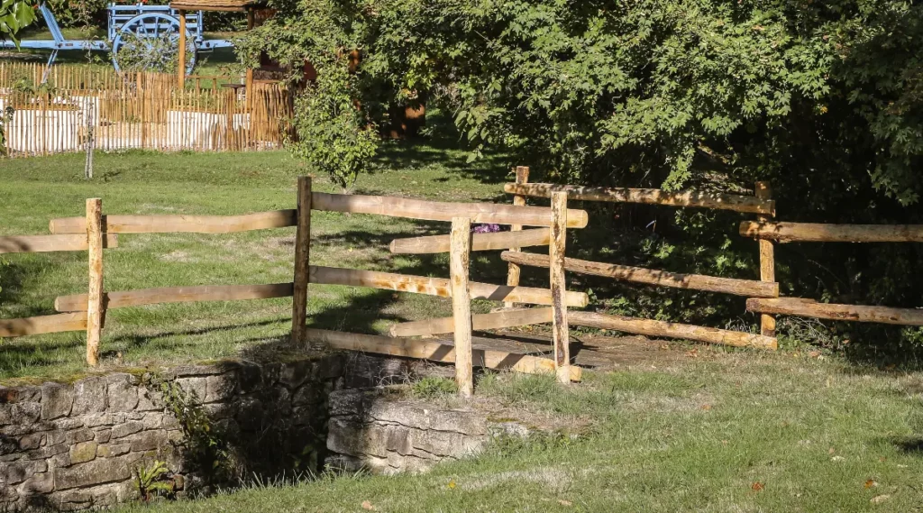 Clôture en piquets bois de châtaignier, possible en acacia