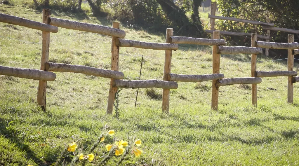 Clôture en piquets bois de châtaignier, possible en acacia