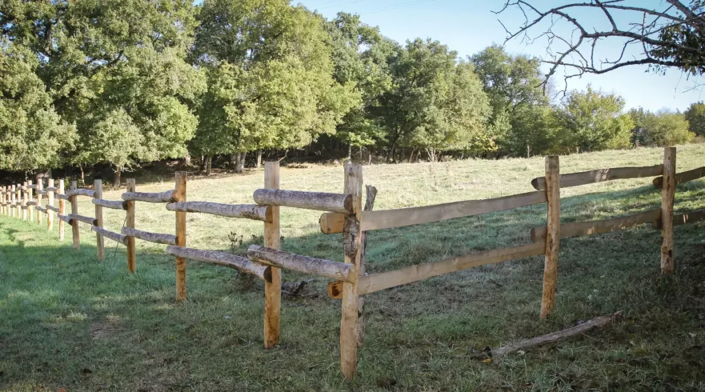 Clôture en piquets bois