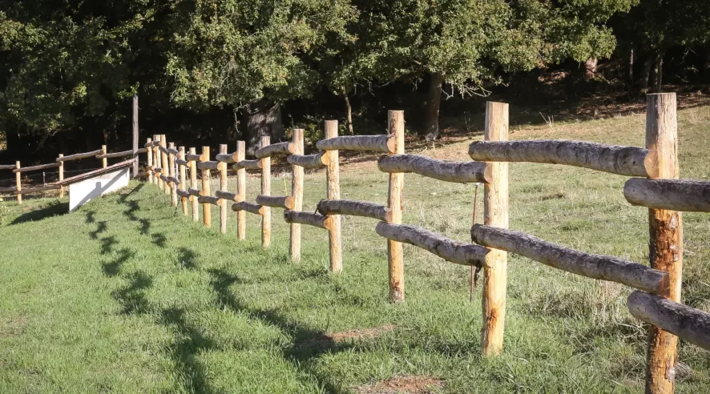 Clôture en piquets bois de châtaignier, possible en acacia