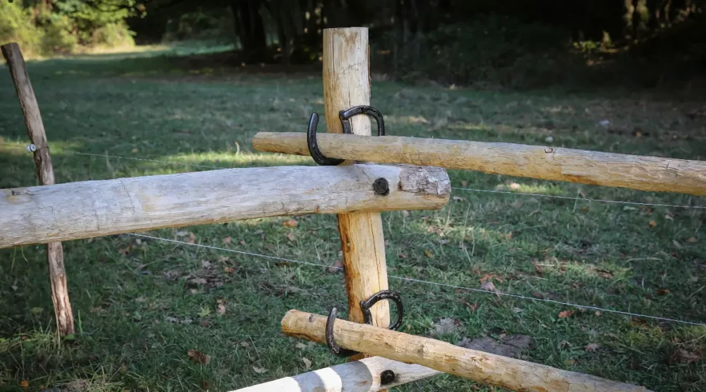 Clôture en piquets bois de châtaignier, possible en acacia