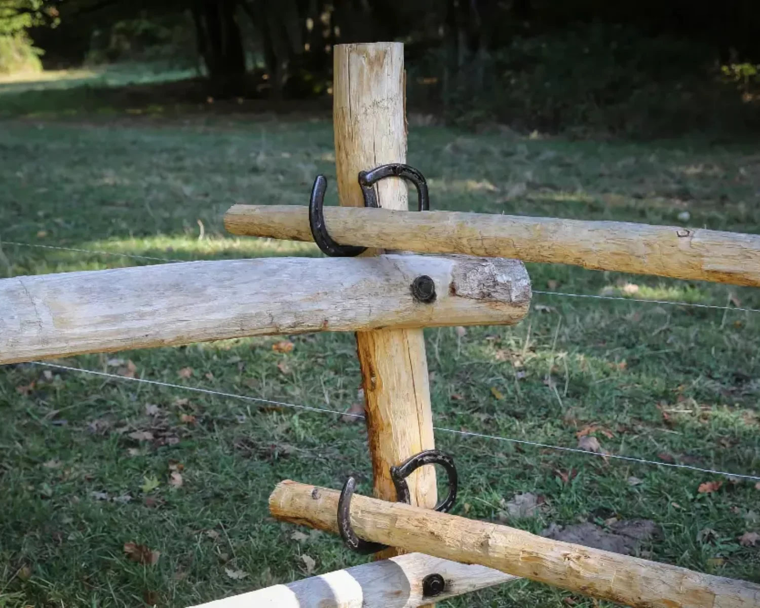 Clôture en piquets bois de châtaignier, possible en acacia